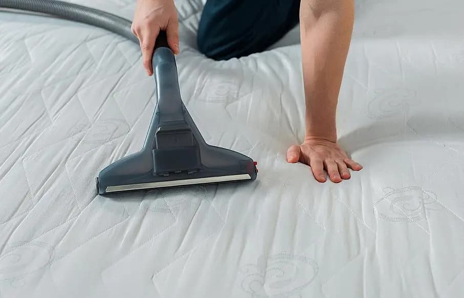 ¡Duerme sobre un colchón limpio y renovado! Paga RD$1,849 en vez de RD$2,800 por limpieza y desinfección de colchón en Max Cleaner