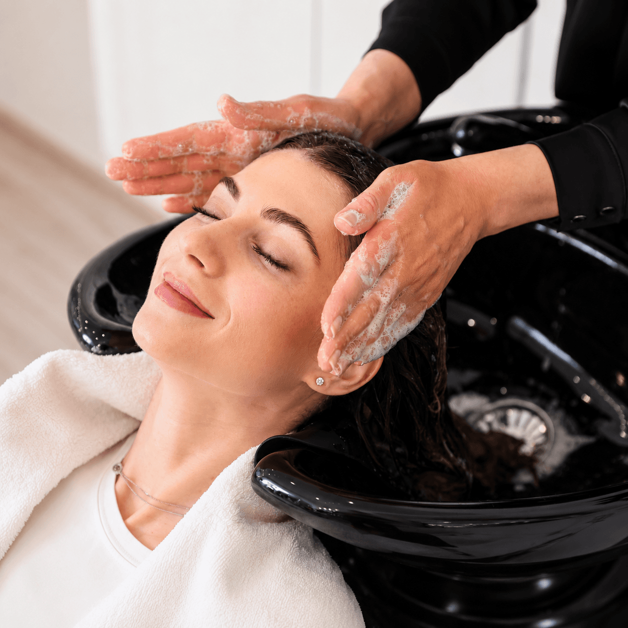 ¡Devuélvele vida y brillo a tu cabello! Paga RD$999 en vez de RD$1,500 por lavado con línea profesional, ampolla, leave-in y protector de calor en Bellas Hair Center