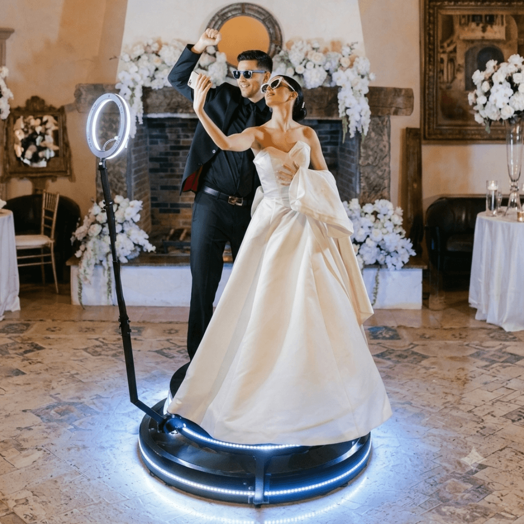 ¡Captura momentos únicos en tu celebración! Paga RD$8,499 en vez de RD$12,500 por alquiler de video booth 360 personalizado en Candy Fiesta RD
