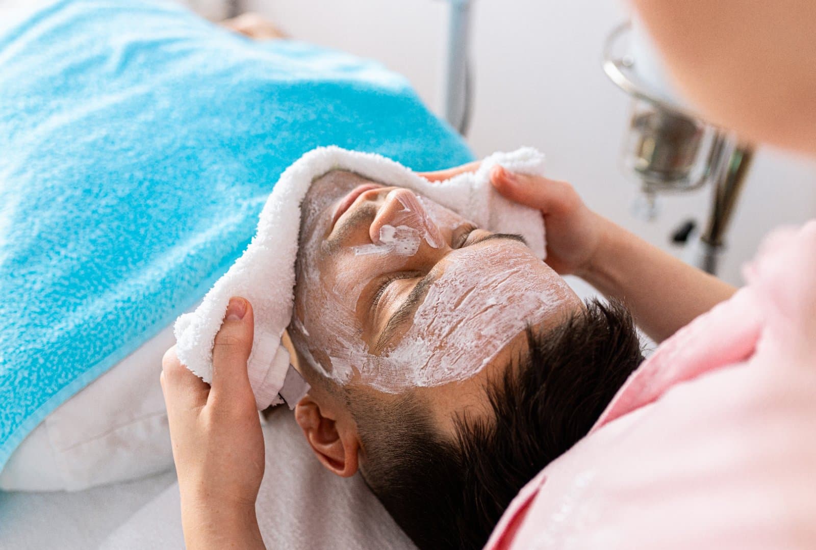 ¡Renueva tu piel y luce un rostro más saludable! Paga RD$1,199 en vez de RD$2,200 por limpieza facial profunda en Centro Estético AP