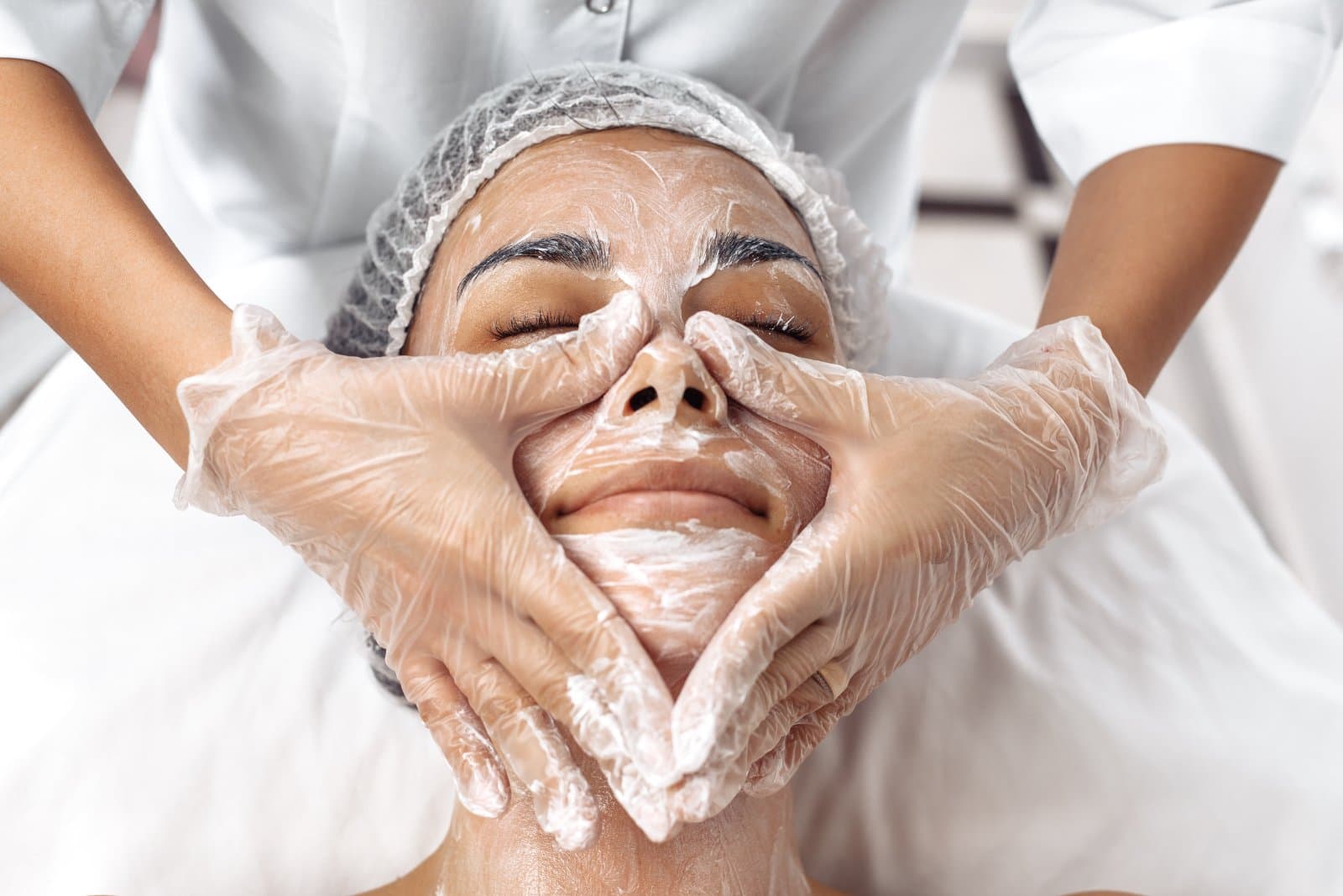 ¡Renueva tu piel y luce un rostro radiante! Paga RD$1,499 en vez de RD$3,499 por una limpieza facial profunda con hidratación, microdermoabrasión y radiofrecuencia en Camila Center Spa