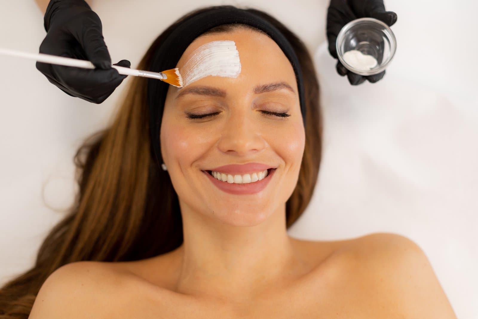 ¡Rejuvenece tu piel con un efecto luminoso! Paga RD$2,399 en vez de RD$3,999 por Hollywood Peel con facial de cortesía en Camila Center Spa