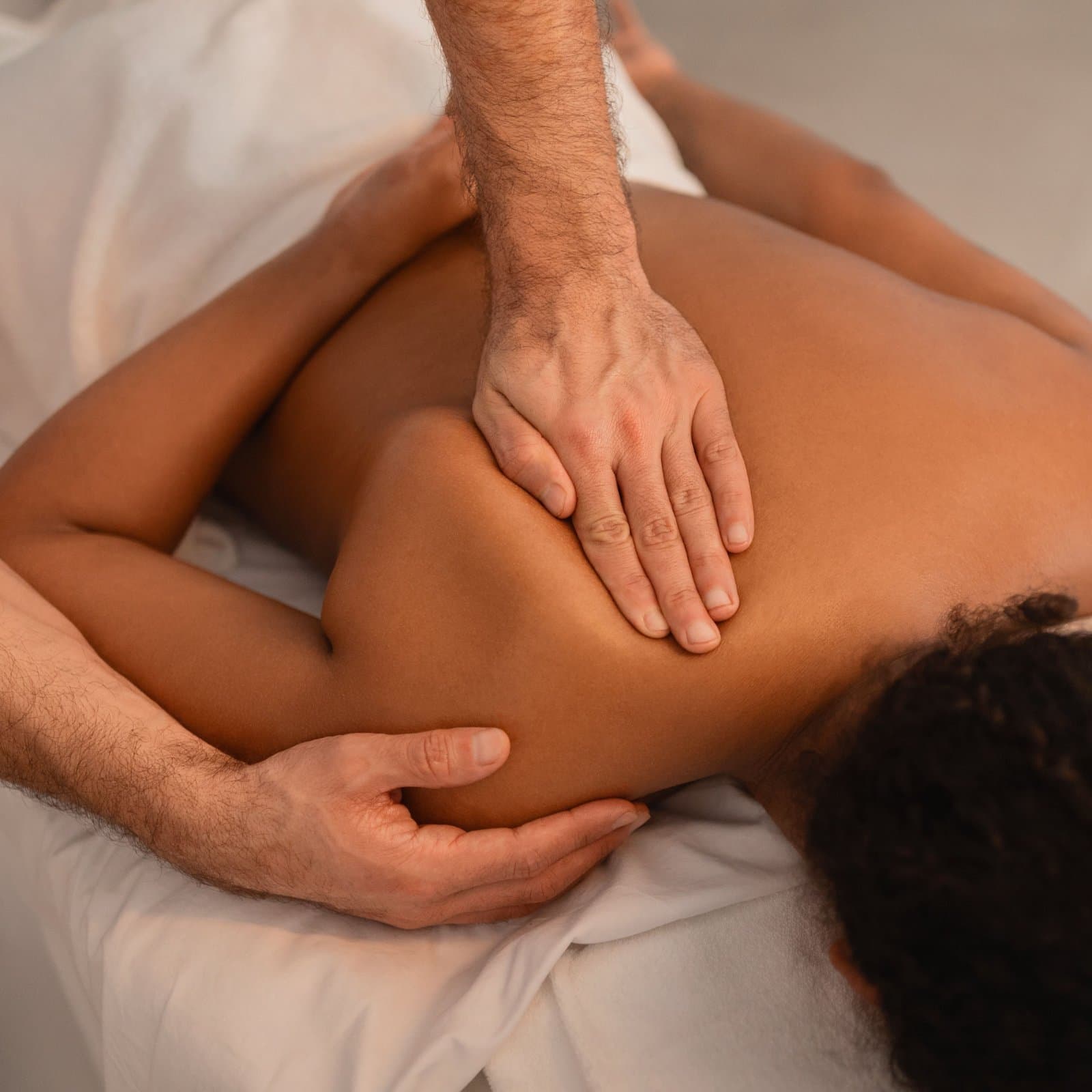 ¡Alivia tus dolores y recupera tu bienestar! Paga RD$1,999 en vez de RD$3,500 por un masaje terapéutico en D Shamil Masoterapia