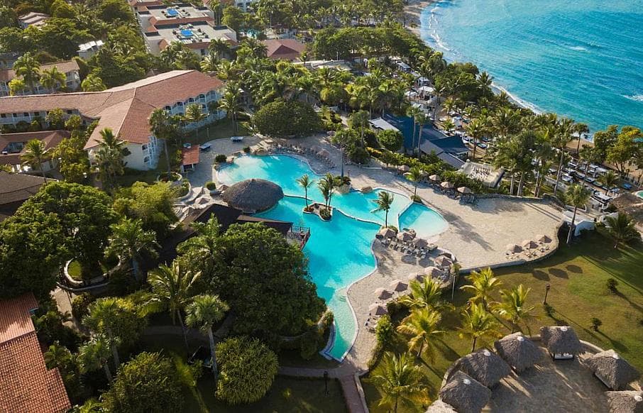 ¡Escápate al paraíso! Paga RD$25,305 por 3 días y 2 noches todo incluido para 2 adultos y 1 niño en Lifestyle Tropical Beach Resort & Spa — imagen 1