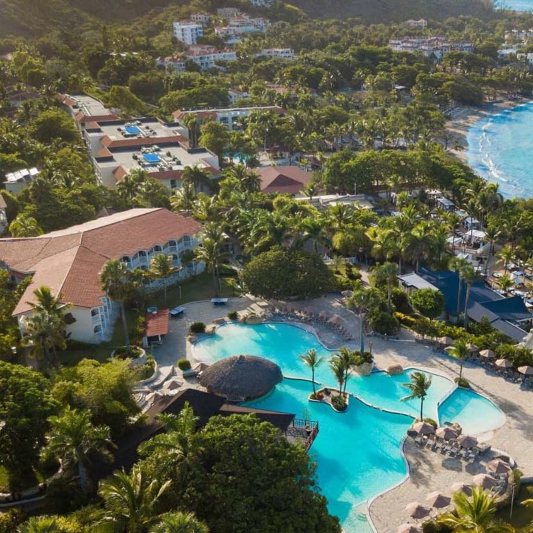¡Vacaciones familiares en el Hotel Cofresi Palm Beach | Puerto Plata! Paga RD$25,419 por 3D/2N todo incluido para 2 adultos y 1 niño hasta los 12 años GRATIS en una habitación standard.