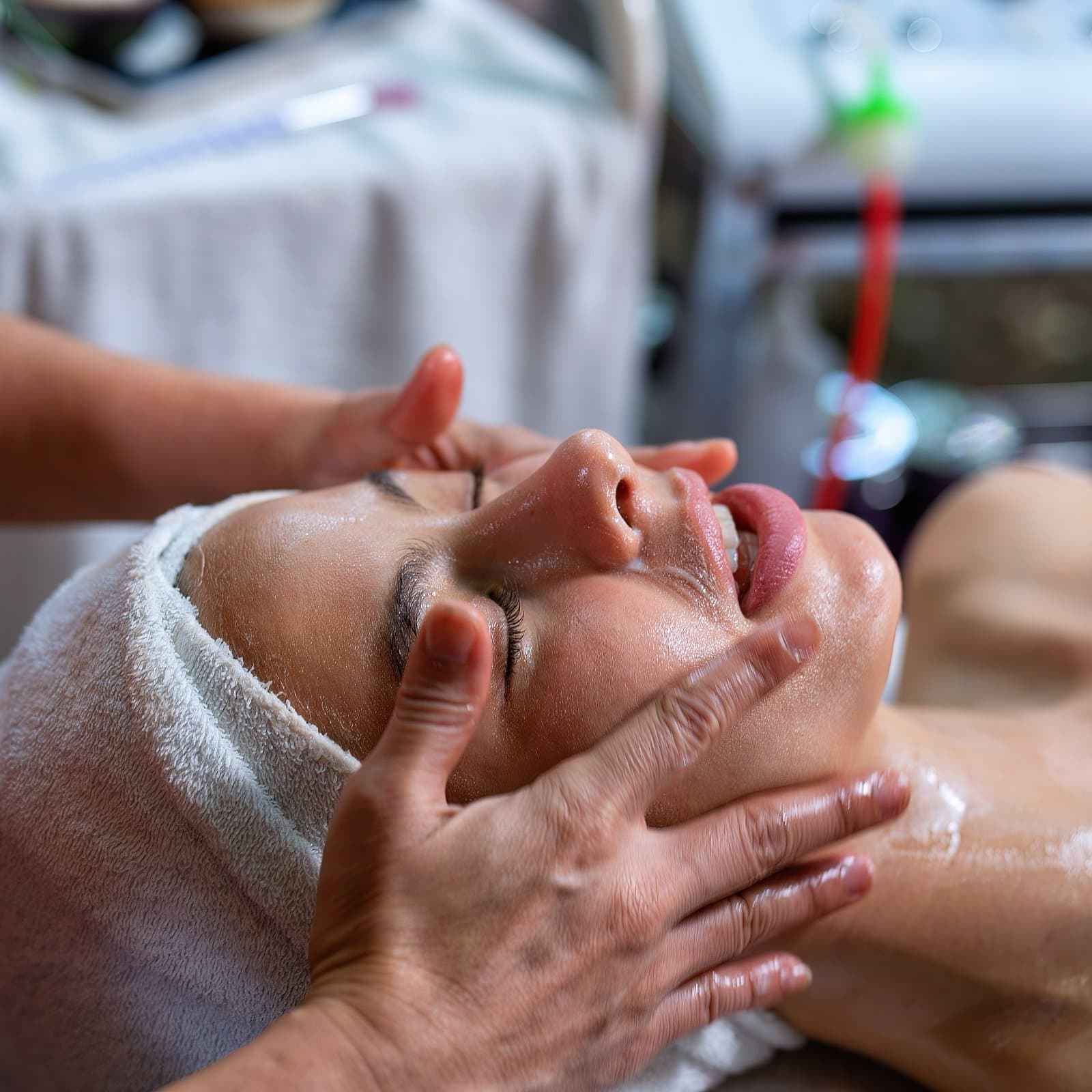 ¡Luce una piel más limpia y radiante! Paga RD$1,499 por una Limpieza Facial Profunda en LoiBeautyStudio