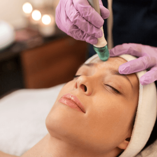 ¡Renueva y devuelve luminosidad a tu piel! Paga RD$999 en vez de RD$1,500 por Microdermoabrasión + Velo de Colágeno en Jabner Estetic