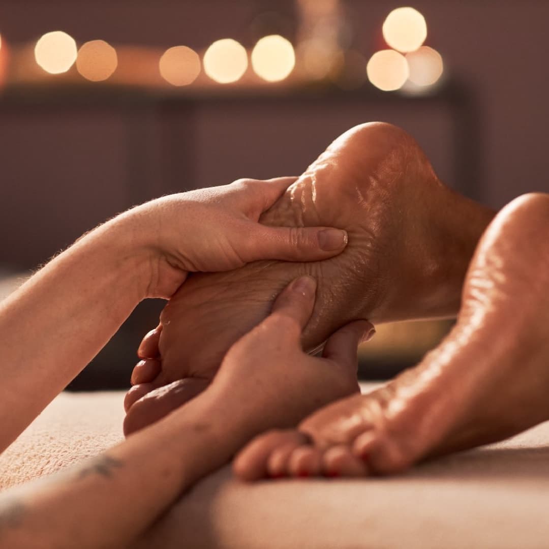 ¡Consiente tus manos y pies con una experiencia relajante! Paga RD$1,499 en vez de RD$2,499 por spa de manos y pies con masaje, exfoliación y pintura en Camila Center Spa