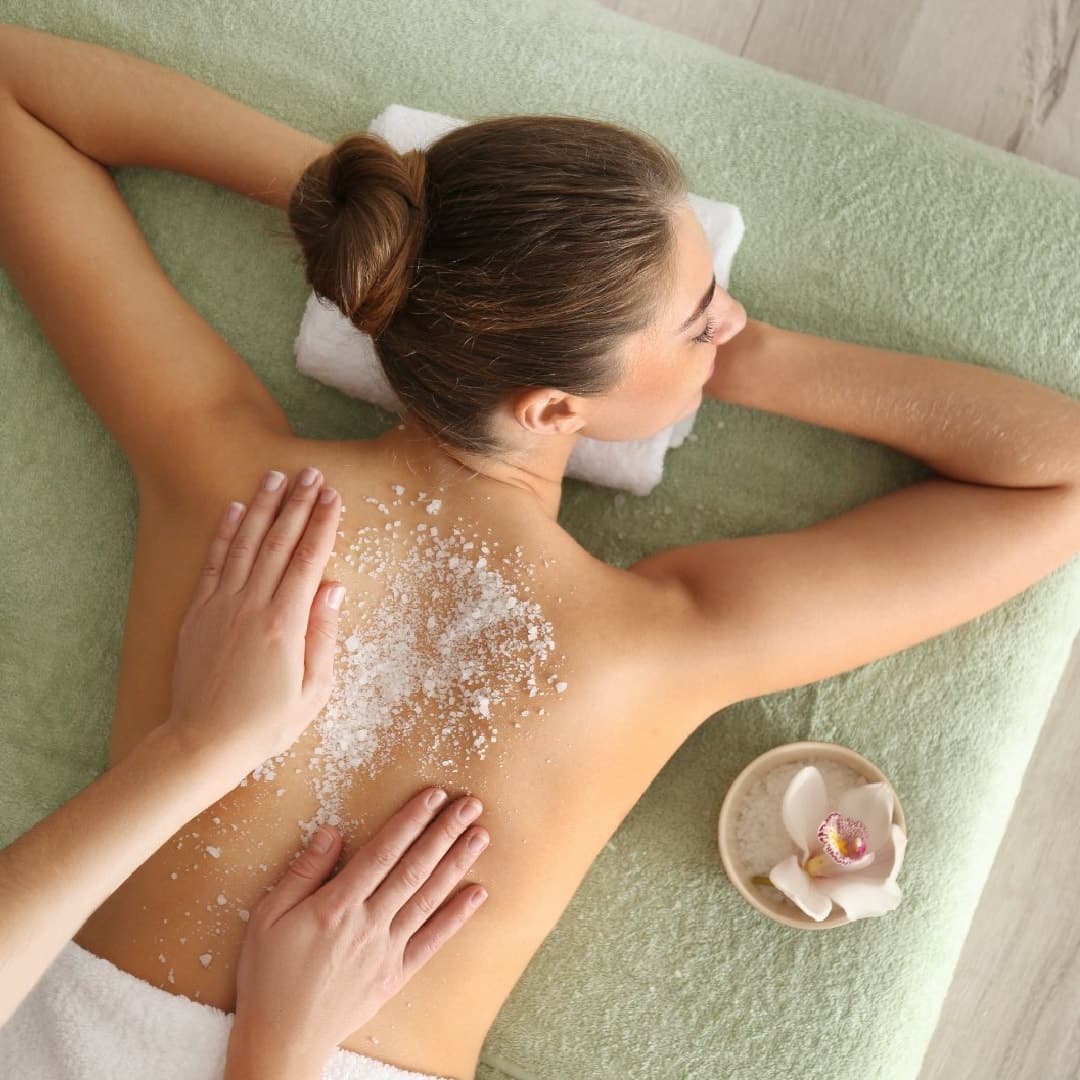 ¡Relájate y libera el estrés! Paga RD$999 en vez de RD$3,499 por un masaje relajante de 45 minutos con exfoliación de espalda en Camila Center Spa