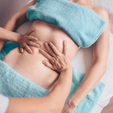 ¡Adiós a la inflamación! Paga RD$11,999 en vez de RD$20,000 por 10 Sesiones de Ultrasonido + 10 Masajes Postquirúrgicos + Postura de Faja en Luisa Beauty Center — imagen 1