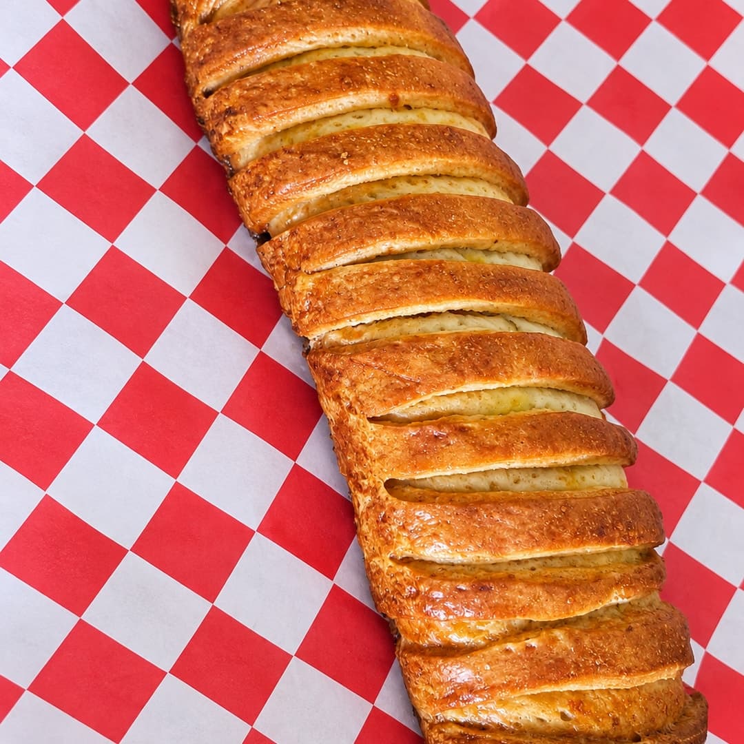 ¡Disfruta un sabor irresistible para compartir! Paga RD$1,299 en vez de RD$1,500 por Pan de Jamón en Taran.Events — imagen 1