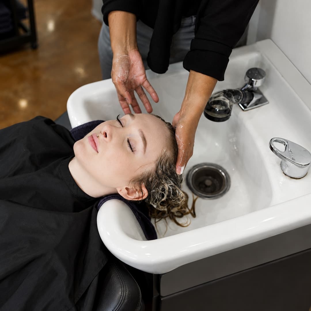 ¡Luce un cabello más hidratado, suave y brillante! Paga RD$999 en vez de RD$1,700 por Lavado con Colágeno + Ácido Hialurónico + Secado + Limpieza de Puntas en SENA’TYS ROOM SRL