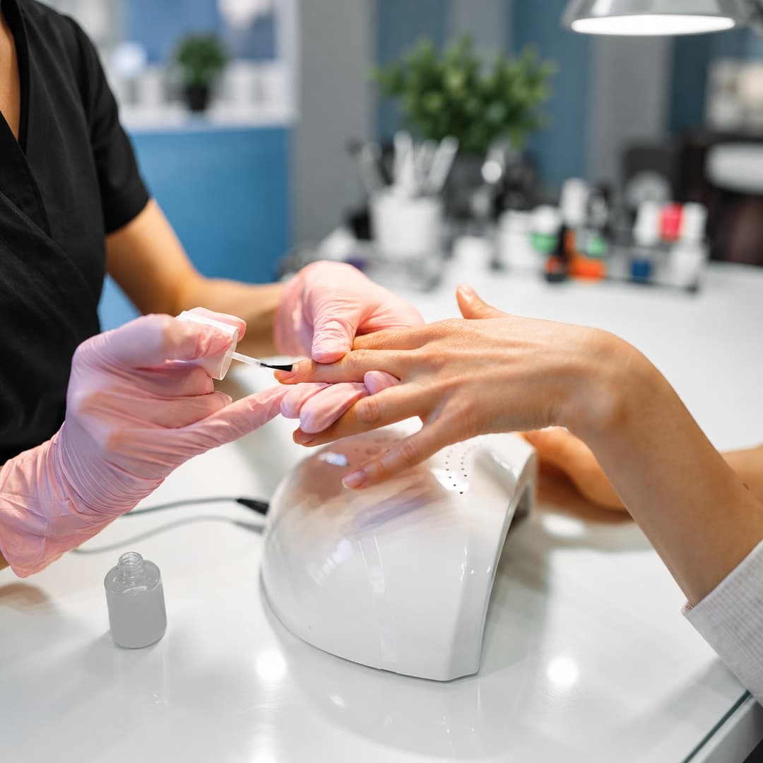 ¡Luce unas manos impecables y bien cuidadas! Paga RD$499 en vez de RD$1,000 por Manicura Rusa + Manicura Básica + Pintura en Gel Caliente + Masaje de Manos en SENA’TYS ROOM SRL
