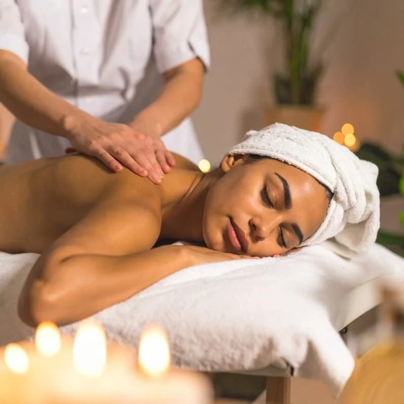 ¡Disfruta una relajación total! Paga RD$599 en vez de RD$2,000 por Masaje Relajante de Espalda en Luisa Beauty Center — imagen 1