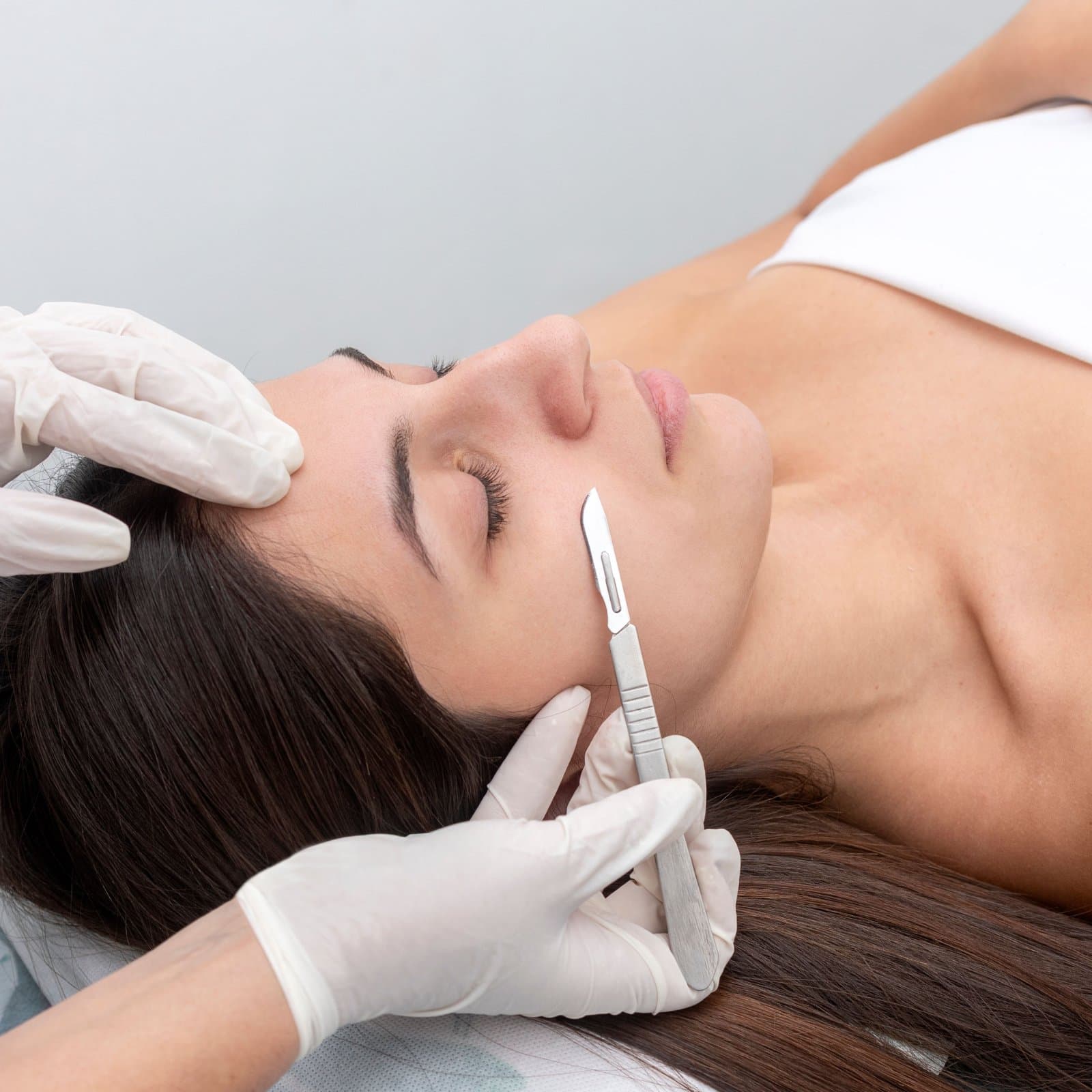 ¡Luce una piel perfecta para cualquier ocasión! Paga RD$1,250 en vez de RD$2,500 por NUSJA Dermaplaning · Velo de Novia en Pashket Spa Esthetic