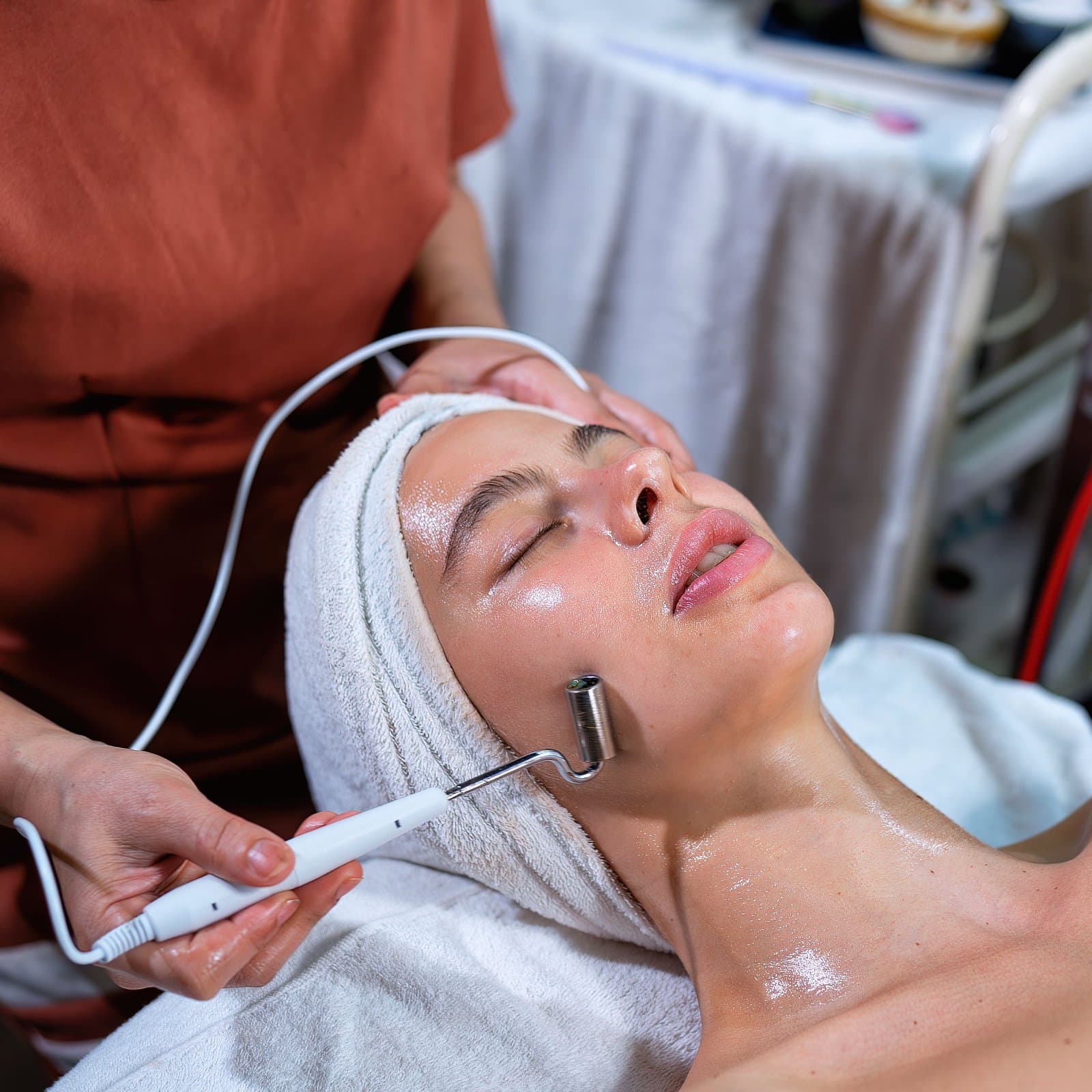¡Luce una piel más firme! Paga RD$2,499 en vez de RD$4,500 por 3 sesiones de Radiofrecuencia Facial en Johanna Rose Esthetic Center