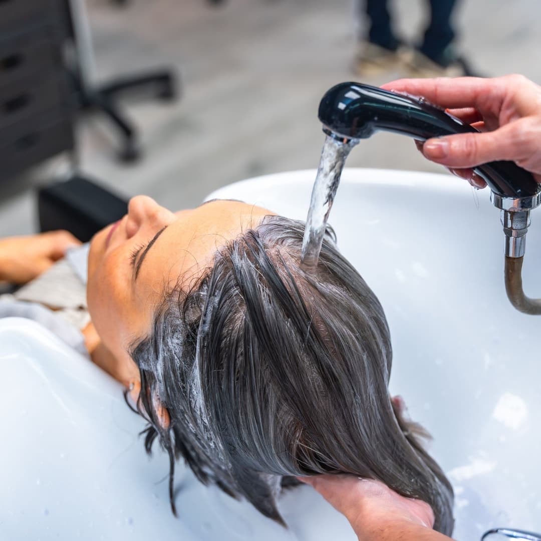 ¡Luce renovada de pies a cabeza! Paga RD$2,599 en vez de RD$3,500 por Lavado con Línea + Tintado de Cejas + Manicura y Pedicura + Pintura en Gel + Ampolla en Bellas Hair Center