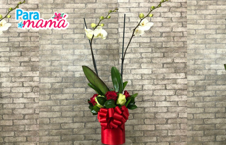 Hermoso arreglo para el día de las madres! Paga RD$3,700 en vez de RD$5,500  por Arreglo de rosas importadas con orquídeas que incluye: Orquídea natural  + 12 Rosas importadas + Caja de